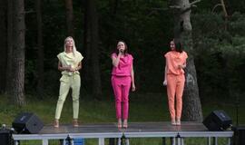 Žaismingai atidaryta stovykla vaikams su negalia