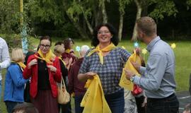 Žaismingai atidaryta stovykla vaikams su negalia