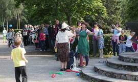 Žaismingai atidaryta stovykla vaikams su negalia