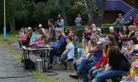 Žaismingai atidaryta stovykla vaikams su negalia