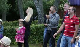 Žaismingai atidaryta stovykla vaikams su negalia