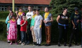 Žaismingai atidaryta stovykla vaikams su negalia