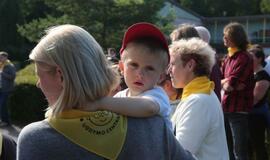 Žaismingai atidaryta stovykla vaikams su negalia