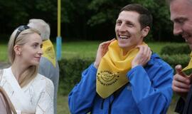 Žaismingai atidaryta stovykla vaikams su negalia