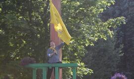 Žaismingai atidaryta stovykla vaikams su negalia