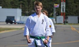 Lėktuvų kilimo ir tūpimo take – karatistų pasirodymas