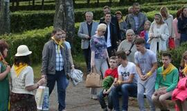 Žaismingai atidaryta stovykla vaikams su negalia