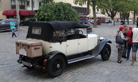 Teatro aikštę papuošė ispanų automobilių paroda