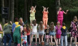 Žaismingai atidaryta stovykla vaikams su negalia