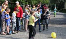 Žaismingai atidaryta stovykla vaikams su negalia