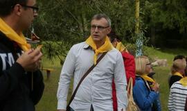 Žaismingai atidaryta stovykla vaikams su negalia