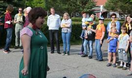 Žaismingai atidaryta stovykla vaikams su negalia