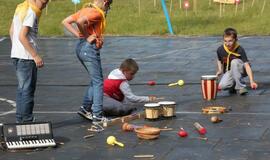 Žaismingai atidaryta stovykla vaikams su negalia