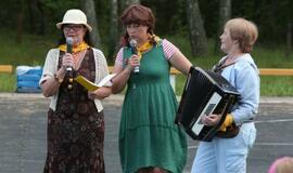 Žaismingai atidaryta stovykla vaikams su negalia