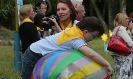 Žaismingai atidaryta stovykla vaikams su negalia