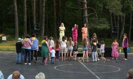 Žaismingai atidaryta stovykla vaikams su negalia