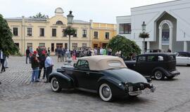 Teatro aikštę papuošė ispanų automobilių paroda