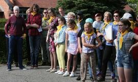 Žaismingai atidaryta stovykla vaikams su negalia