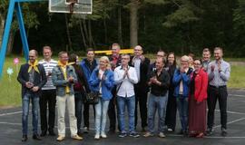 Žaismingai atidaryta stovykla vaikams su negalia