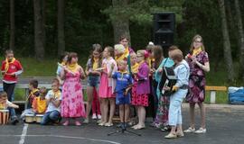 Žaismingai atidaryta stovykla vaikams su negalia