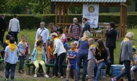 Žaismingai atidaryta stovykla vaikams su negalia