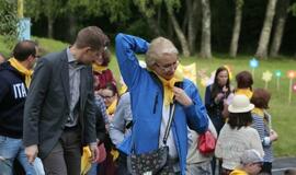 Žaismingai atidaryta stovykla vaikams su negalia