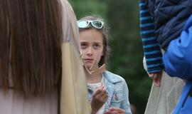 Žaismingai atidaryta stovykla vaikams su negalia