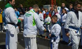 Lėktuvų kilimo ir tūpimo take – karatistų pasirodymas