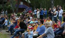 Žaismingai atidaryta stovykla vaikams su negalia