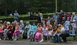 Žaismingai atidaryta stovykla vaikams su negalia