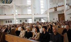 Vyskupas pašventino unikalų vitražą