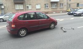 Nepavyko paspirtuku saugiai kirsti gatvės