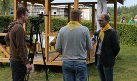 Žaismingai atidaryta stovykla vaikams su negalia