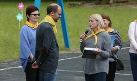 Žaismingai atidaryta stovykla vaikams su negalia