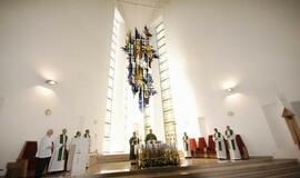 Vyskupas pašventino unikalų vitražą