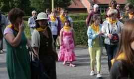 Žaismingai atidaryta stovykla vaikams su negalia