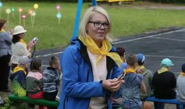 Žaismingai atidaryta stovykla vaikams su negalia