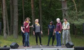 Žaismingai atidaryta stovykla vaikams su negalia