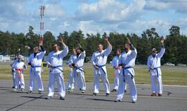 Lėktuvų kilimo ir tūpimo take – karatistų pasirodymas
