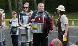 Žaismingai atidaryta stovykla vaikams su negalia