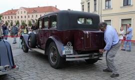 Teatro aikštę papuošė ispanų automobilių paroda