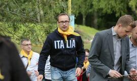 Žaismingai atidaryta stovykla vaikams su negalia