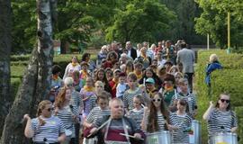 Žaismingai atidaryta stovykla vaikams su negalia
