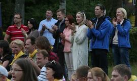 Žaismingai atidaryta stovykla vaikams su negalia