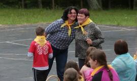 Žaismingai atidaryta stovykla vaikams su negalia