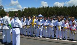 Lėktuvų kilimo ir tūpimo take – karatistų pasirodymas