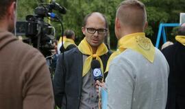 Žaismingai atidaryta stovykla vaikams su negalia