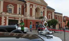 Teatro aikštę papuošė ispanų automobilių paroda