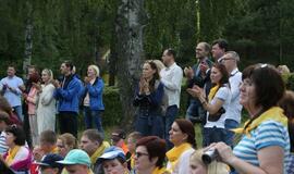 Žaismingai atidaryta stovykla vaikams su negalia