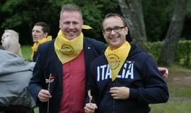 Žaismingai atidaryta stovykla vaikams su negalia